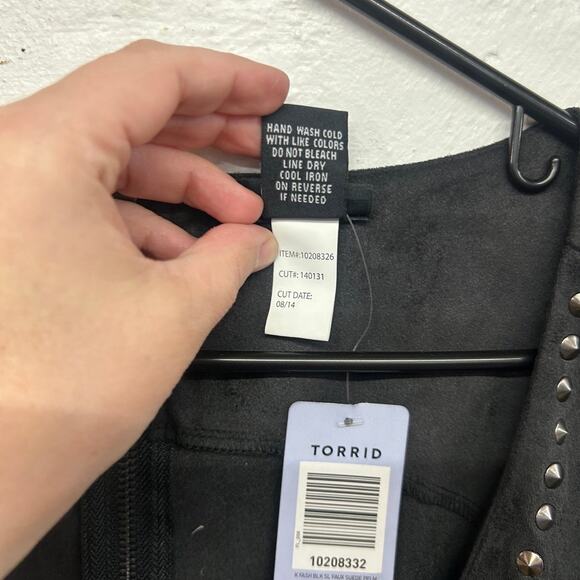 Torrid 4X Black Faux Suede Peplum Tank Studded Scoop Neck Boho Dark Feminine NWT - Picture 3 of 7